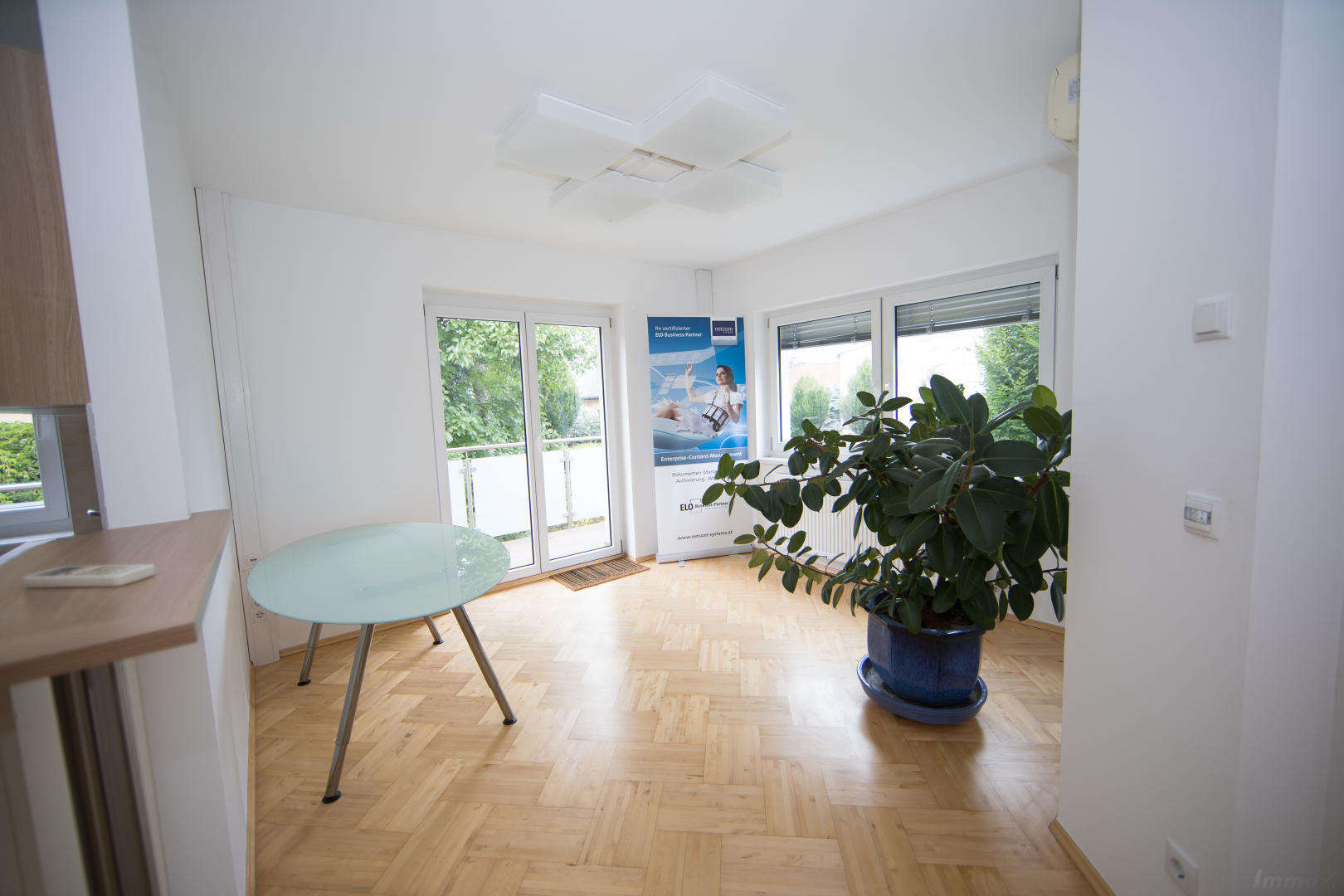 Wohnung zum Mieten: 8045 Graz - Wohnzimmer mit offener Küche und Ausgang auf die Terrasse