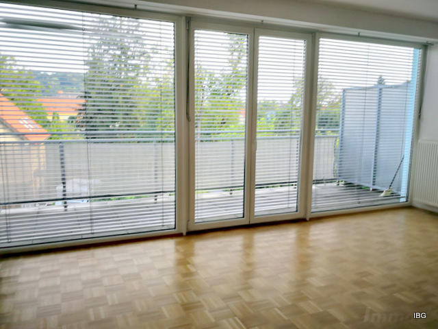 Zinshaus/Renditeobjekt zum Kaufen: 8045 Graz - Wohnzimmer mit Ausgang auf die Terrasse