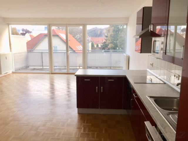 Zinshaus/Renditeobjekt zum Kaufen: 8045 Graz - Wohn/Essbereich mit offener Küche, Ausgang auf Balkon