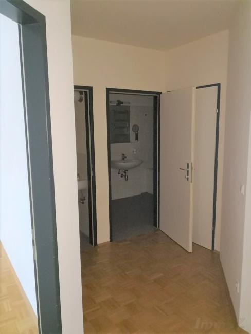 Zinshaus/Renditeobjekt zum Kaufen: 8045 Graz - Vorraum zum Bad/WC/Abstellraum
