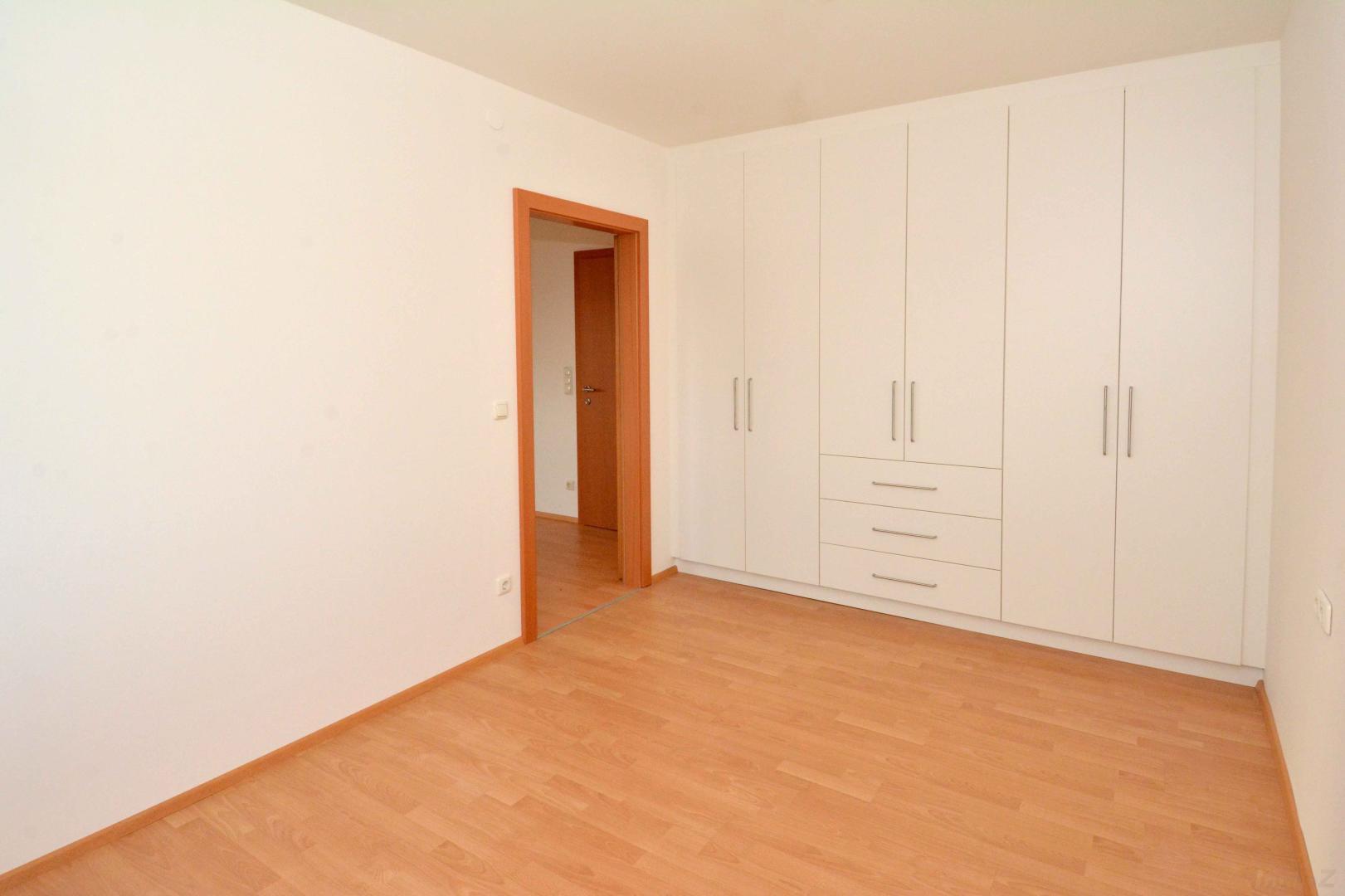 Wohnung zum Mieten: 8042 Graz - Schlafzimmer mit modernem Einbauschrank.