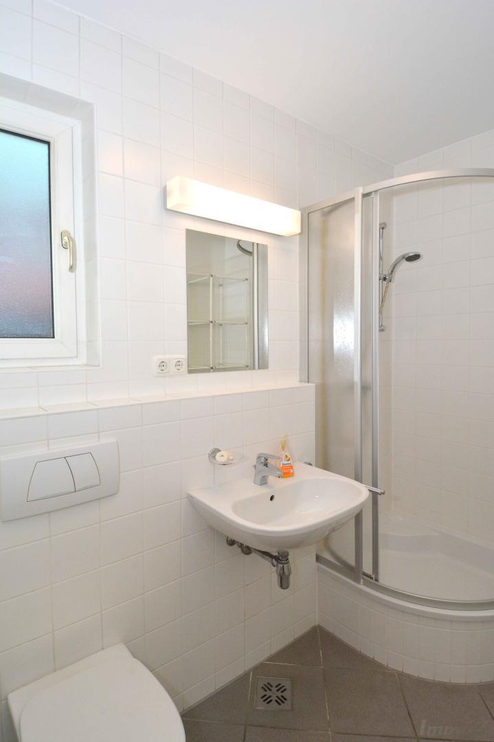Wohnung zum Mieten: 8042 Graz - Bad mit Dusche und Fenster