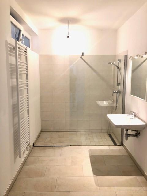 Wohnung zum Mieten: 8052 Graz - Bad mit Dusche, Fenster...