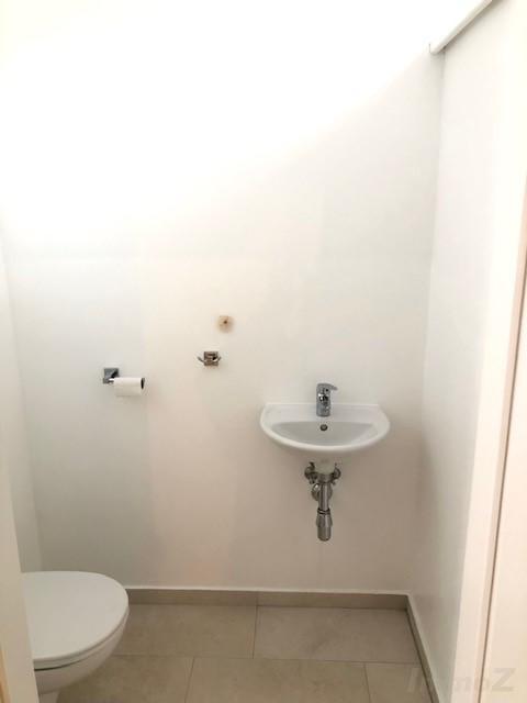 Wohnung zum Mieten: 8052 Graz - WC mit Waschbecken und Fenster