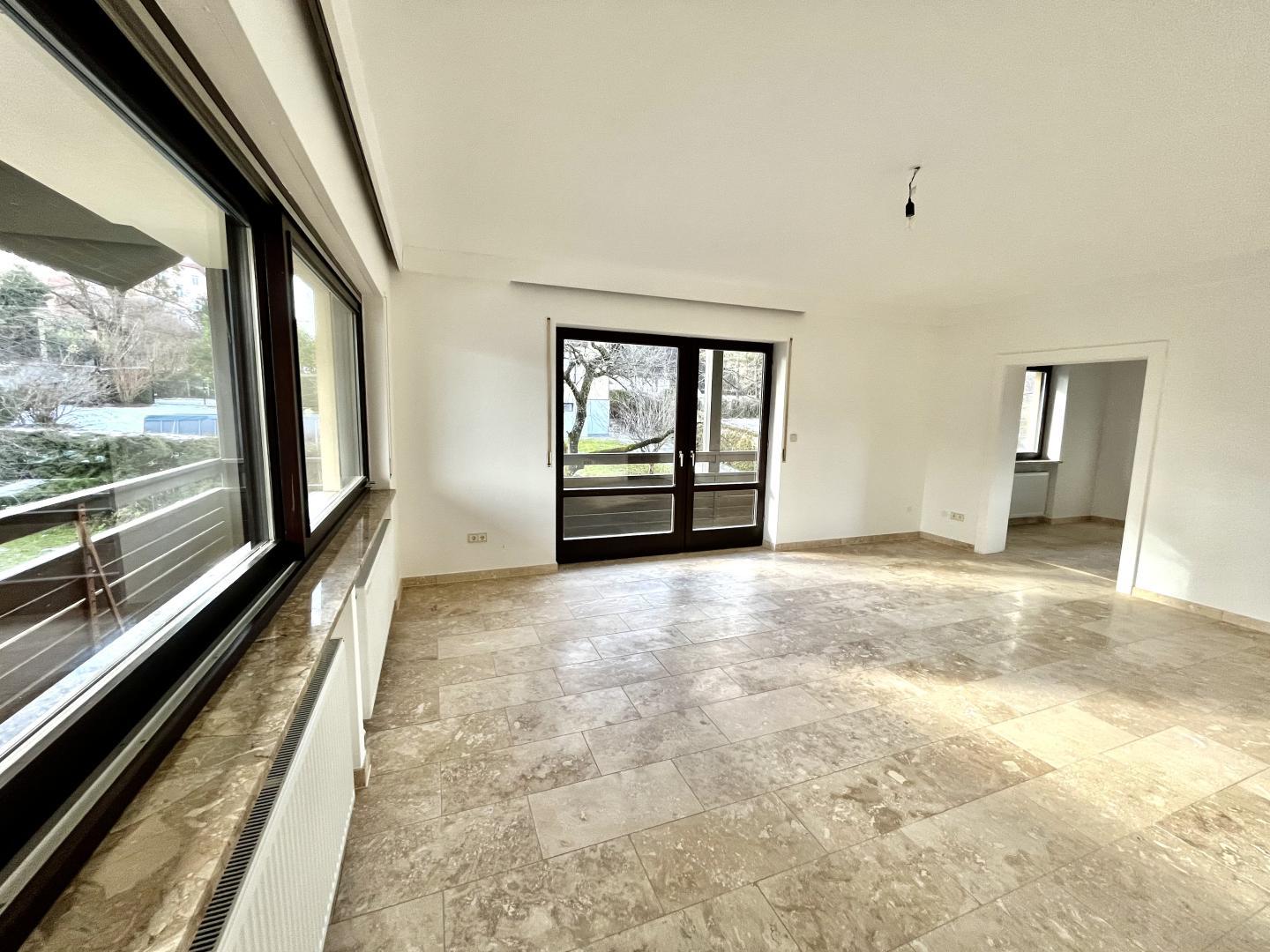 Wohnung zum Mieten: 8043 Graz - Wohnzimmer mit Ausgang auf den Balkon und Verbindung zur Küche