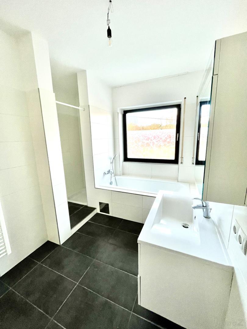 Wohnung zum Mieten: 8043 Graz - Badezimmer mit Wanne, Dusche, Fenster