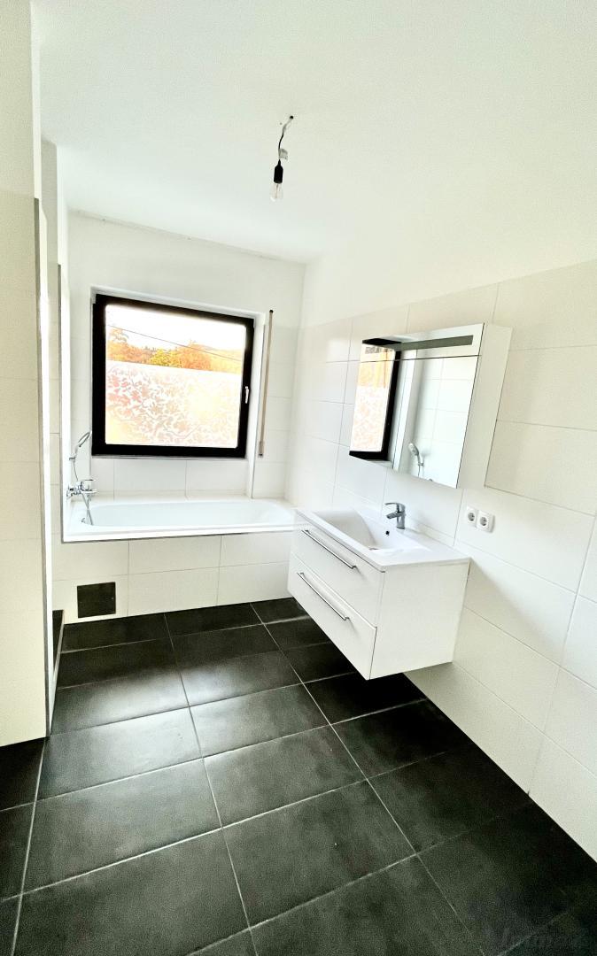 Wohnung zum Mieten: 8043 Graz - Badezimmer mit Wanne, Dusche, Fenster