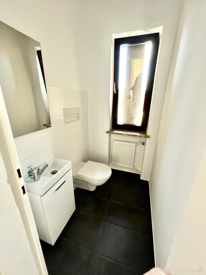 Wohnung zum Mieten: 8043 Graz - Wc mit Fenster und Handwaschbecken