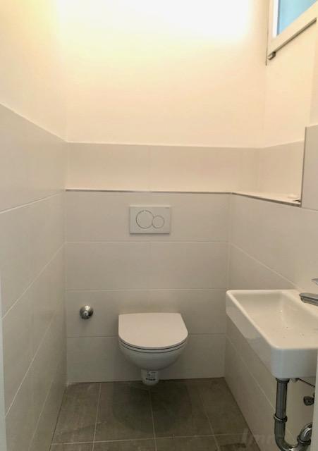 Wohnung zum Mieten: 8020 Graz - WC mit Waschbecken und Fenster