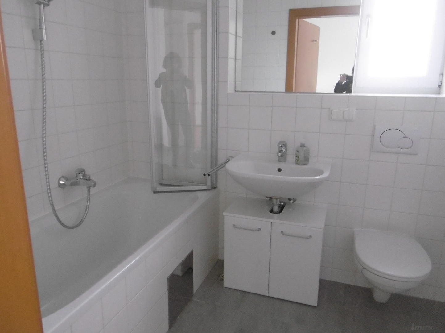 Wohnung zum Mieten: 8042 Graz - Bad mit Wanne , WC und Fenster