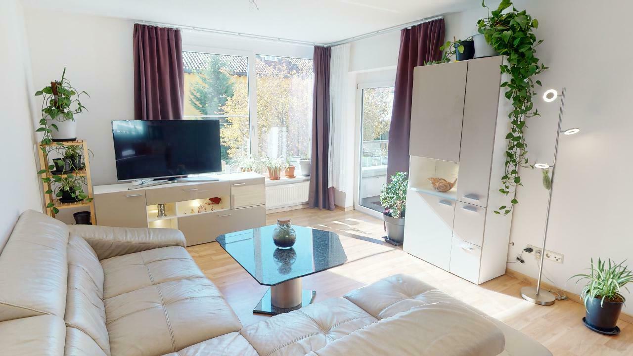 Wohnung zu kaufen: 6020 Innsbruck - Wohnbereich mit Zugang zum Balkon 