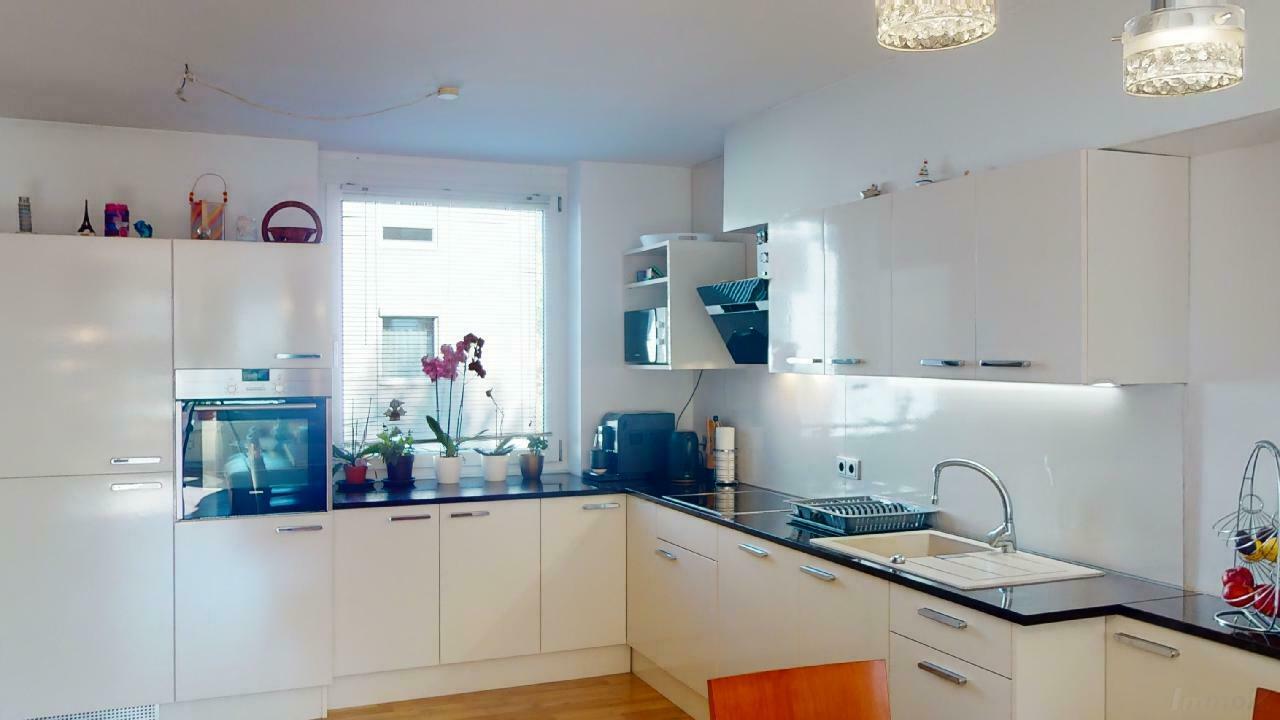 Wohnung zu kaufen: 6020 Innsbruck - Küche mit Fenster 