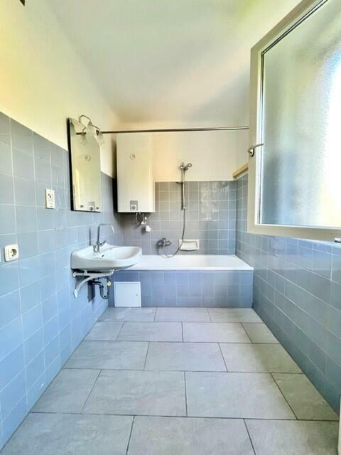 Wohnung zu mieten: 8010 Graz - Bad mit Wanne, Fenster und Waschmaschinen-Anschluss